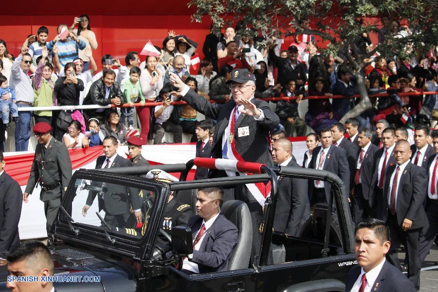 El presidente peruano, Pedro Pablo Kuczynski, encabezó hoy el desfile militar conmemorativo por el 195 aniversario de la Independencia peruana de España, celebración que todos los años se lleva a cabo.