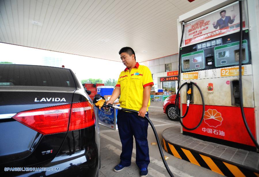 China recortará los precios de venta al por menor de la gasolina y el diesel a partir de la medianoche de hoy jueves, en concordancia con los cambios en el precio del crudo en el mercado global.