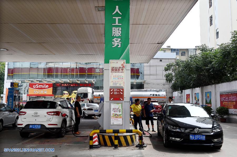 China recortará los precios de venta al por menor de la gasolina y el diesel a partir de la medianoche de hoy jueves, en concordancia con los cambios en el precio del crudo en el mercado global.