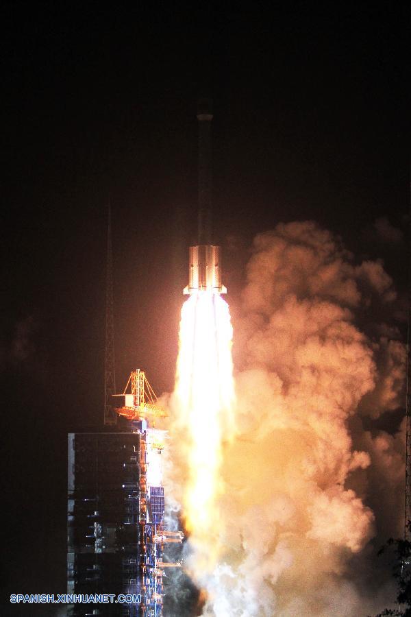 China lanzó con éxito la madrugada del sábado, hora local, el primer satélite de telecomunicaciones móviles.