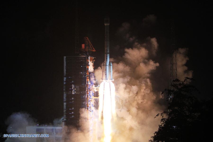 China lanzó con éxito la madrugada del sábado, hora local, el primer satélite de telecomunicaciones móviles.