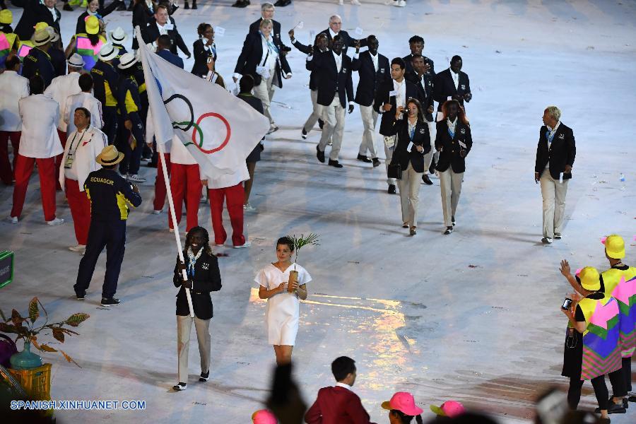 La primera delegación de refugiados en la historia de los Juegos Olímpicos se convirtió este viernes en el foco de atención durante la ceremonia inaugural de la cita estival de Río 2016.
