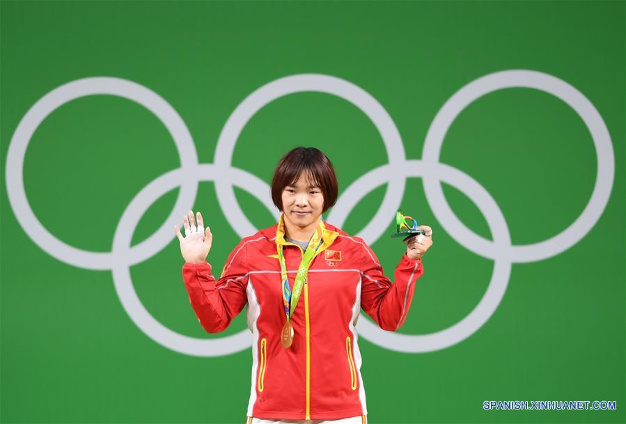 （里约奥运会·领奖台）（2）举重——女子69公斤级：向艳梅摘金