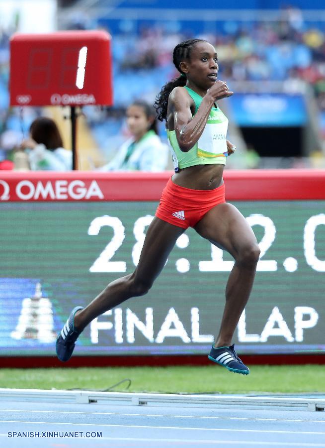 La corredora de fondo de Etiopía Almaz Ayana logró hoy un tiempo de 29 minutos, 17.45 segundos para batir la marca mundial de 10.000 metros femenino en los Juegos Olímpicos de Río 2016.