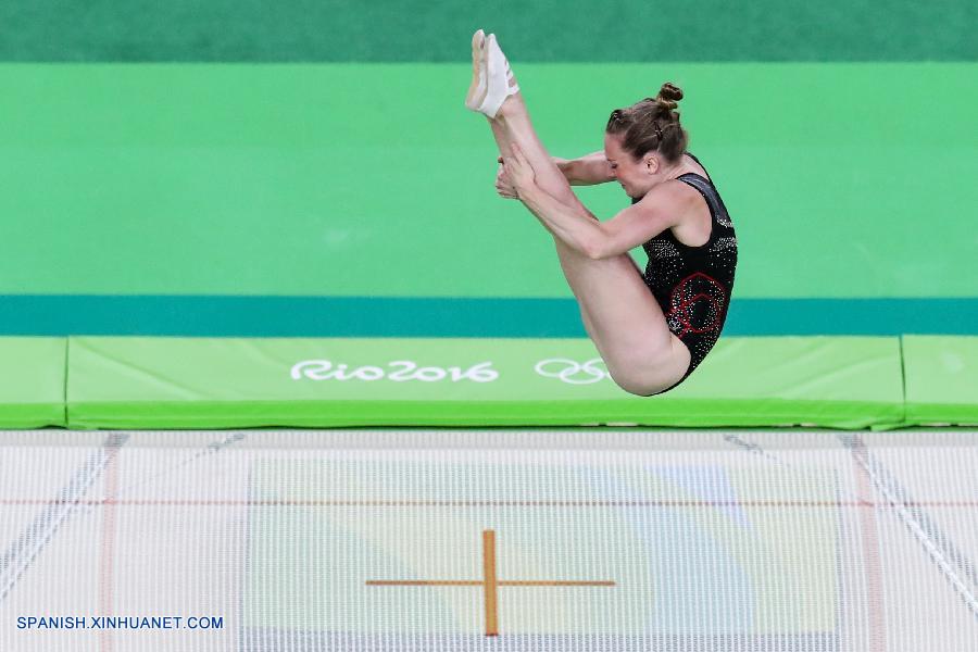 La canadiense Rosannagh Maclennan saltó hoy para defender su título de gimnasia en trampolín de los Juegos Olímpicos de Río 2016.