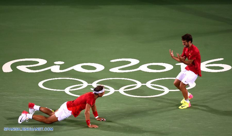 La pareja española de Rafael Nadal y Marc López ganó hoy la medalla de oro en el doble masculino del tenis en los Juegos Olímpicos de Río de Janeiro, tras imponerse a los rumanos Forlin Mergea y Horia Tecau por 6-2, 3-6 y 6-4.