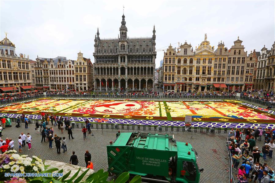 La 20 edición de la Alfombra de Flores, de cuatro días, inició el viernes, y este año muestra representaciones japonesas de flores, aves, el viento y la Luna.