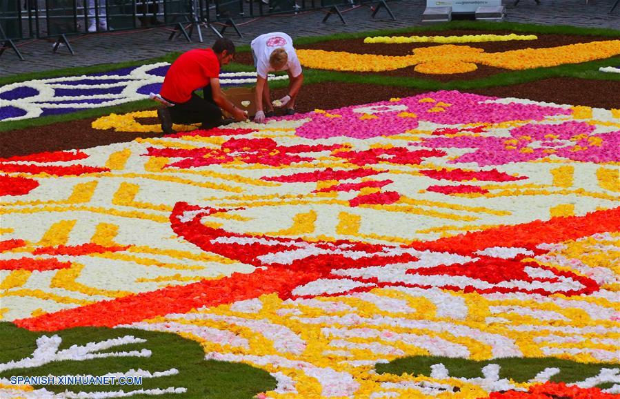 La 20 edición de la Alfombra de Flores, de cuatro días, inició el viernes, y este año muestra representaciones japonesas de flores, aves, el viento y la Luna.