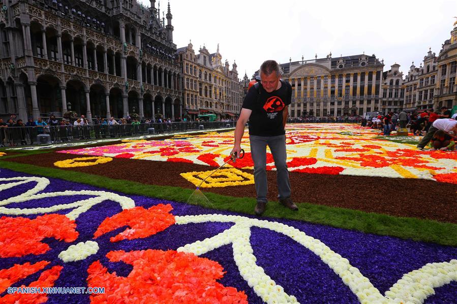 La 20 edición de la Alfombra de Flores, de cuatro días, inició el viernes, y este año muestra representaciones japonesas de flores, aves, el viento y la Luna.