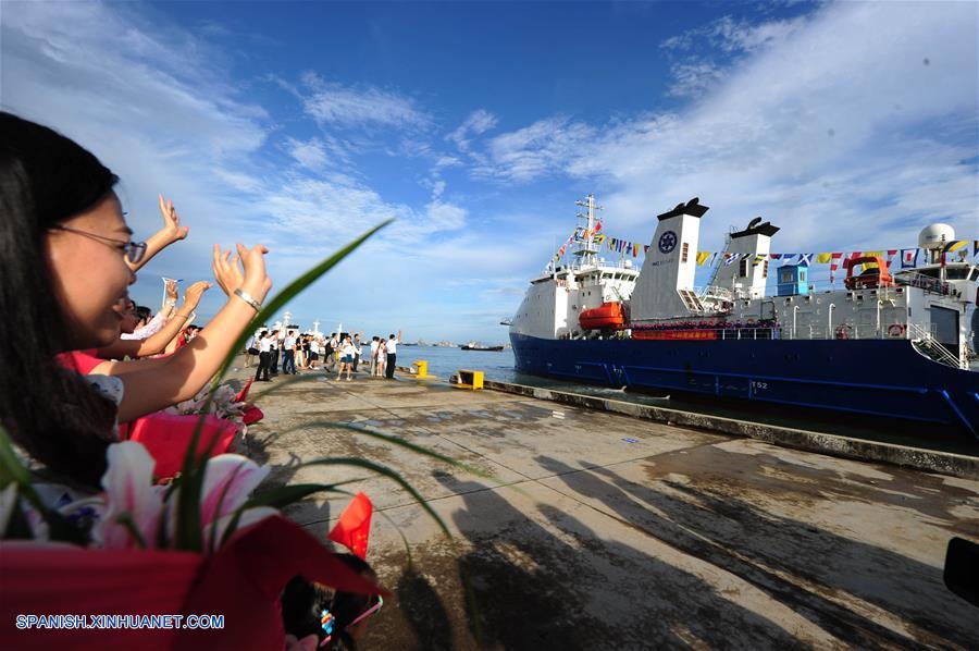La nave, que partió de Sanya el 22 de junio, transportó a 60 investigadores y tripulantes y un sumergible de control remoto autónomo de 10,000 metros, un sismómetro de fondo marino de 9,000 metros y otros aparatos desarrollados por el país.