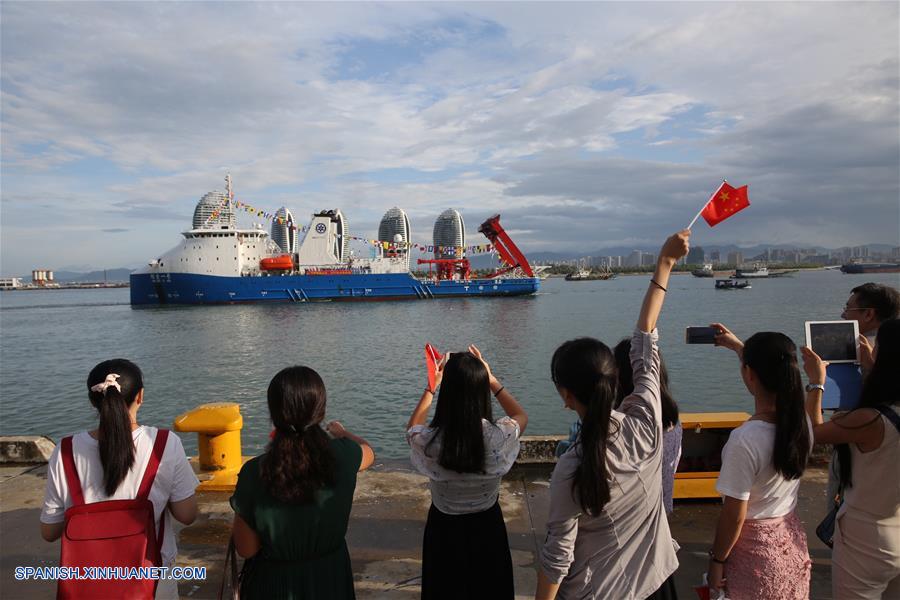 La nave, que partió de Sanya el 22 de junio, transportó a 60 investigadores y tripulantes y un sumergible de control remoto autónomo de 10,000 metros, un sismómetro de fondo marino de 9,000 metros y otros aparatos desarrollados por el país.