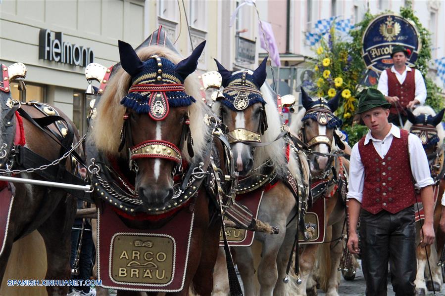 El Festival Gaubodenvolksfest, el segundo festival folclórico en Baviera, fue fundado en 1812 como una festividad agrícola anual para reunir a los pobladores de la región del Danubio.