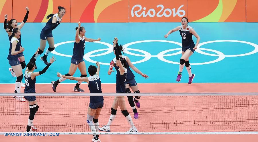 La selección femenina de voleibol de China mantiene viva la esperanza del país de ganar una medalla de oro en deportes por equipos en Río al derrotar por 3-1 hoy jueves a Holanda, que llegaba por primera vez a unas semifinales olímpicas.