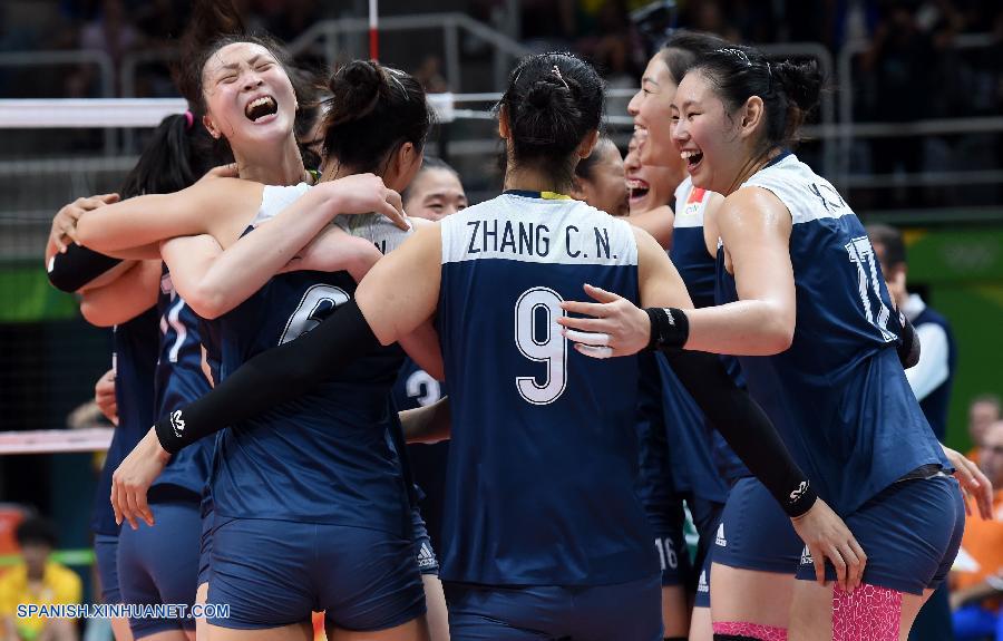 La selección femenina de voleibol de China mantiene viva la esperanza del país de ganar una medalla de oro en deportes por equipos en Río al derrotar por 3-1 hoy jueves a Holanda, que llegaba por primera vez a unas semifinales olímpicas.