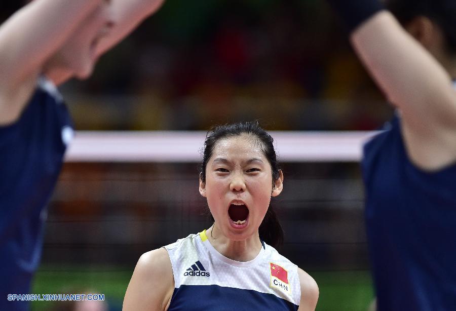 La selección femenina de voleibol de China mantiene viva la esperanza del país de ganar una medalla de oro en deportes por equipos en Río al derrotar por 3-1 hoy jueves a Holanda, que llegaba por primera vez a unas semifinales olímpicas.