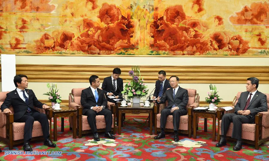 China espera que Japón desempeñe un papel positivo en el desarrollo de las relaciones bilaterales mediante el trato adecuado de los asuntos sensibles, señaló hoy martes el consejero de Estado chino Yang Jiechi.