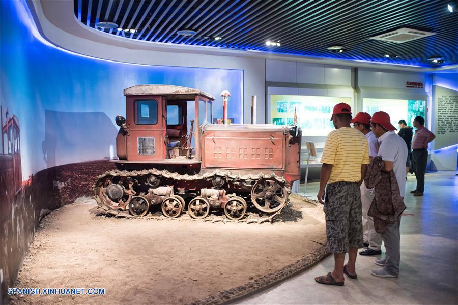 En 1958, el primer tractor caterpillar de China, 'Dongfanghong', fue construido en la Fábrica de Tractor Luoyang, marcando el primer paso de la industria del tractor de China. En las pasadas seis décadas, la fábrica que se renombró como YTO Group Corporation ha producido 3.31 millones de tractores y 2.45 millones de máquinas eléctricas.