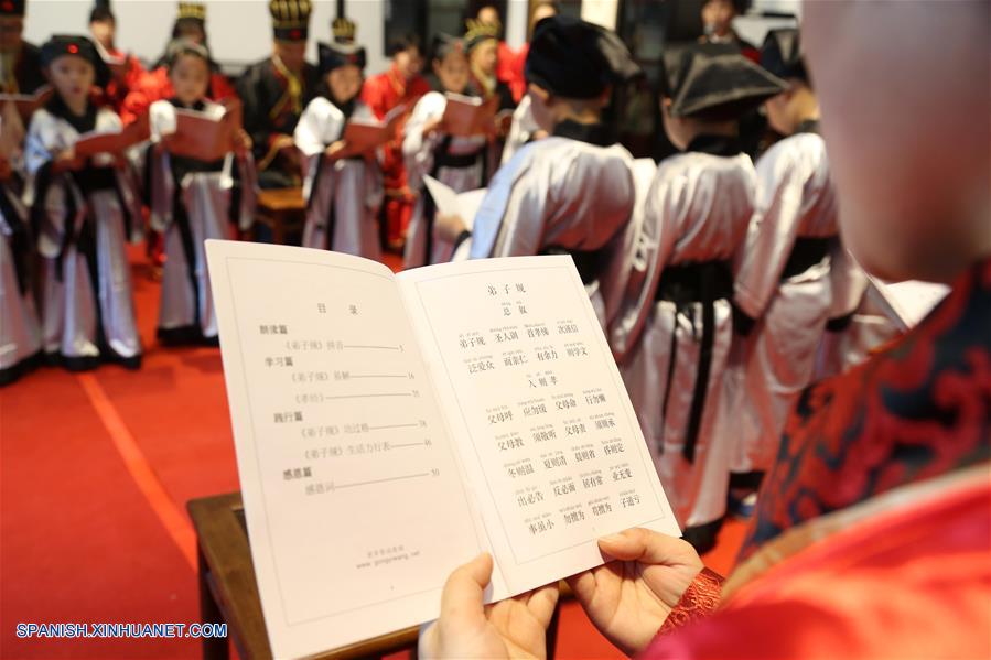 Una ceremonia lleva a cabo con motivo del nuevo semestre en Wuxi.