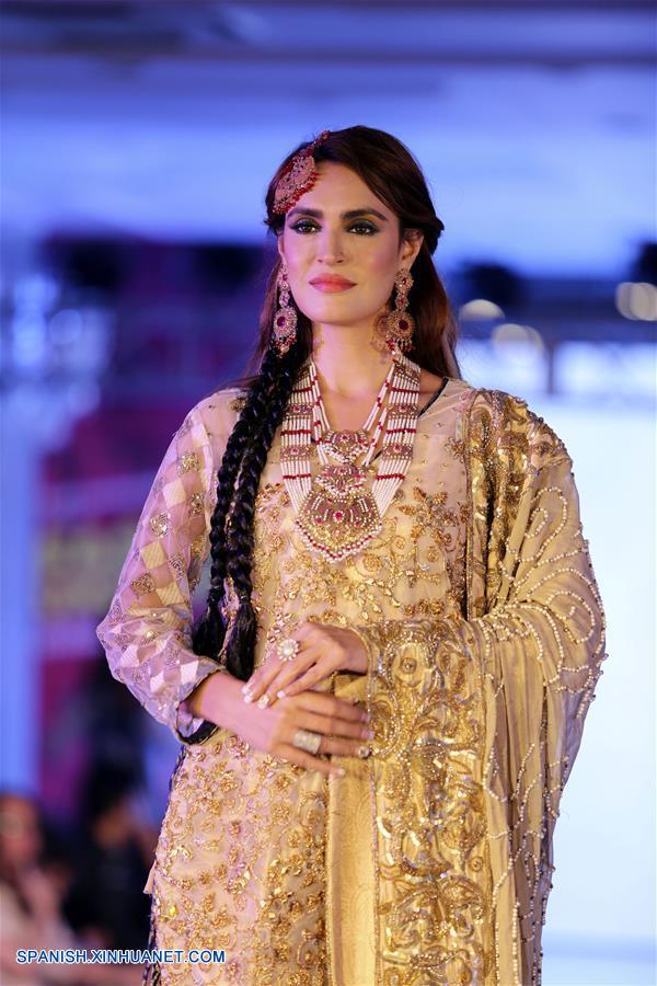 Creaciones de diseñadora Bina Sultan en desfile de modas en Islamabad