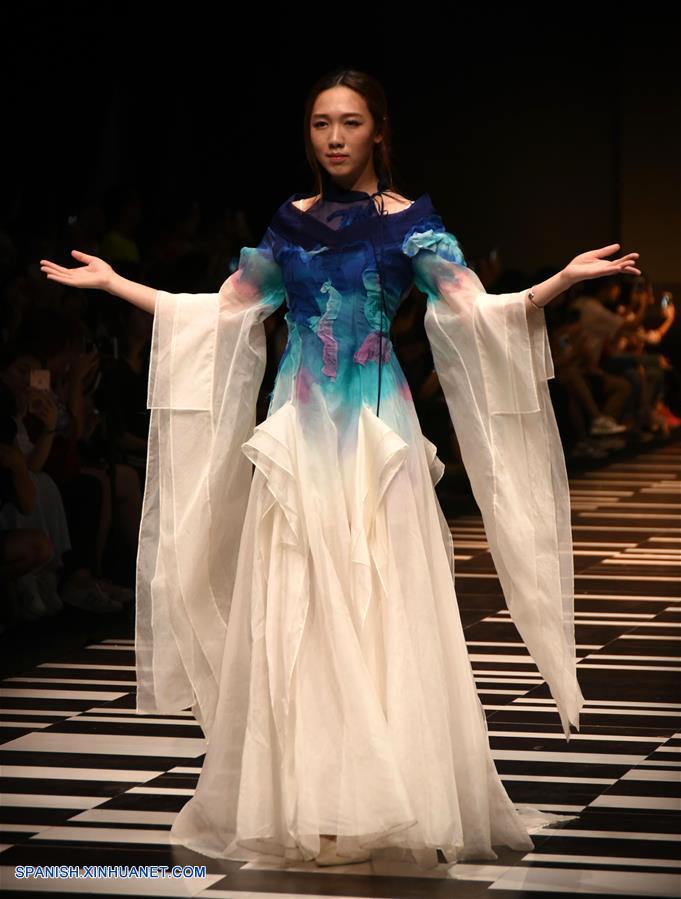 Semana de la Moda de Guangdong 2016: Modelos presentan creaciones de diseñador Qu Tingnan