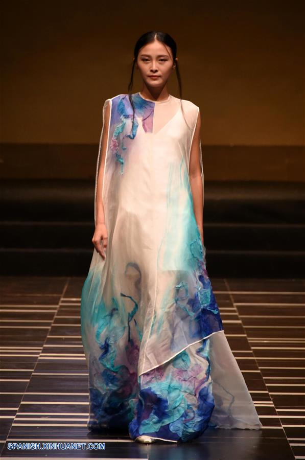 Semana de la Moda de Guangdong 2016: Modelos presentan creaciones de diseñador Qu Tingnan