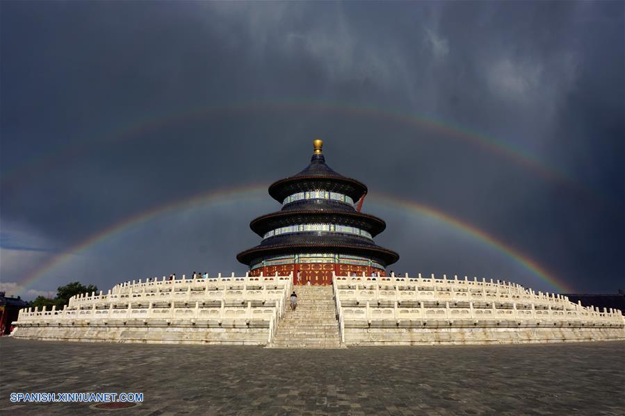 Un doble arco íris ilumina el cielo sobre Beijing.