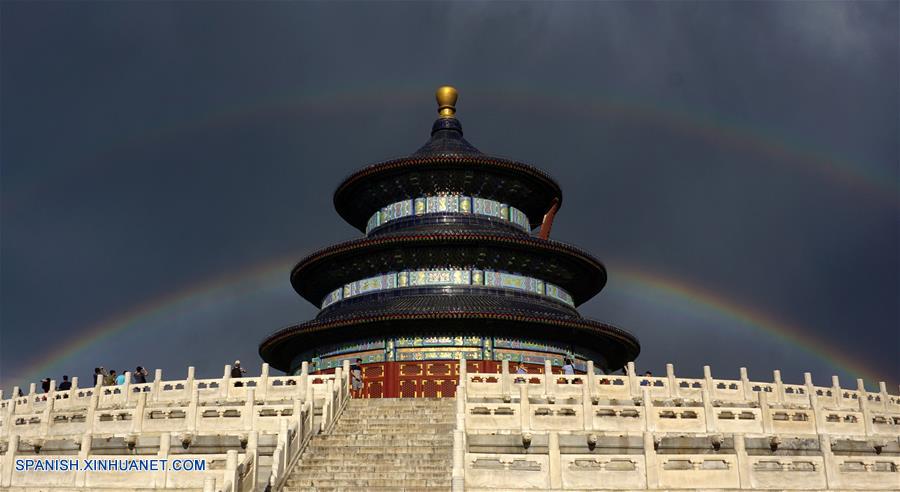 Un doble arco íris ilumina el cielo sobre Beijing.
