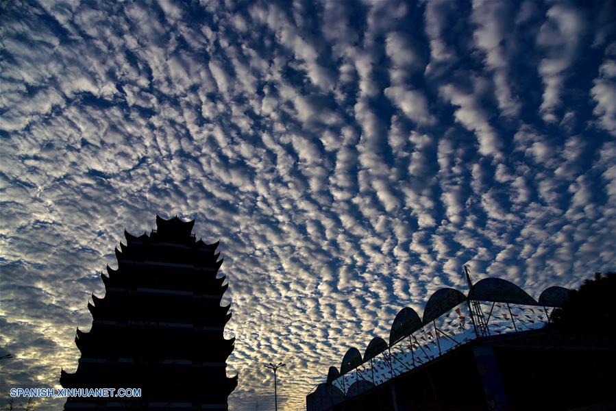 Nubes flotan en el cielo azul sobre el distrito Shanting de la ciudad de Zaozhuang, en la provincia de Shandong.