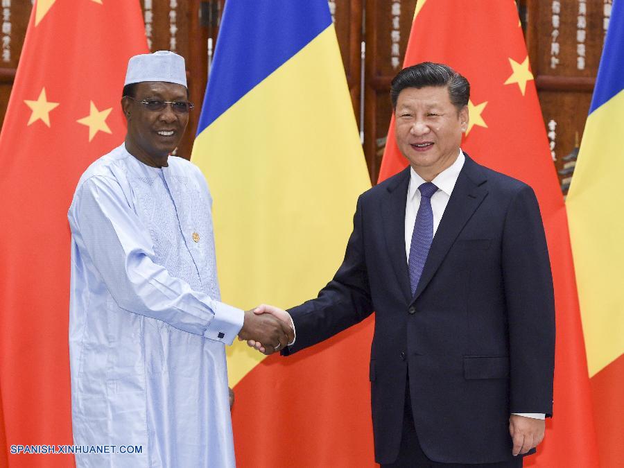 El presidente de China, Xi Jinping, se reunió hoy sábado con su homólogo de Chad, Idriss Deby, y pidió fortalecer aún más la cooperación China-Chad y China-África.