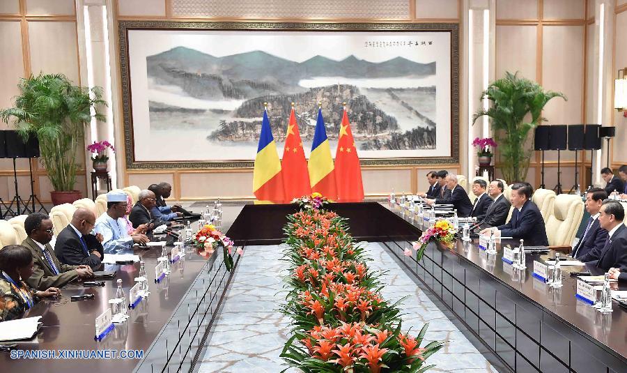 El presidente de China, Xi Jinping, se reunió hoy sábado con su homólogo de Chad, Idriss Deby, y pidió fortalecer aún más la cooperación China-Chad y China-África.