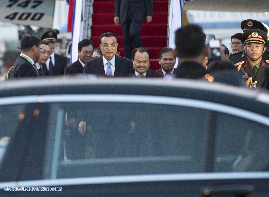 El primer ministro de China, Li Keqiang, llegó esta noche a Vientiane, capital de Laos, para realizar su primera visita oficial a este país y participar en la XI cumbre de Asia Oriental y en otras reuniones de líderes.