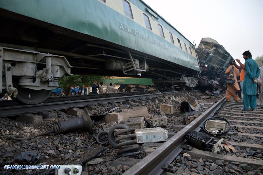 Al menos seis personas murieron y más de 150 resultaron heridas el jueves por la mañana a consecuencia de la colisión entre un tren de pasajeros y uno de carga en el distrito central paquistaní de Multan, informaron autoridades locales.