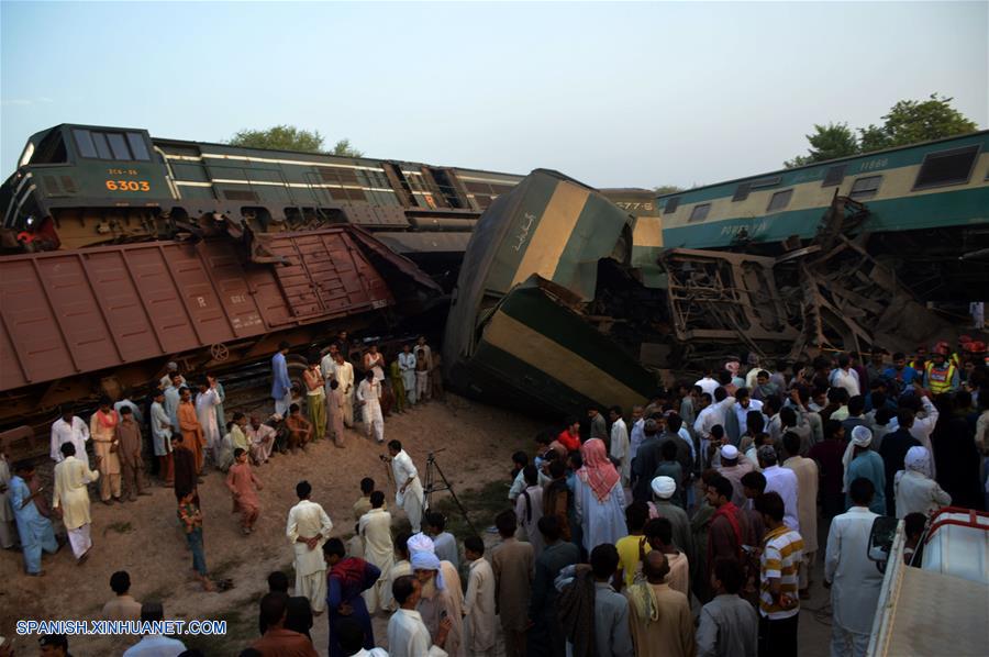 Al menos seis personas murieron y más de 150 resultaron heridas el jueves por la mañana a consecuencia de la colisión entre un tren de pasajeros y uno de carga en el distrito central paquistaní de Multan, informaron autoridades locales.