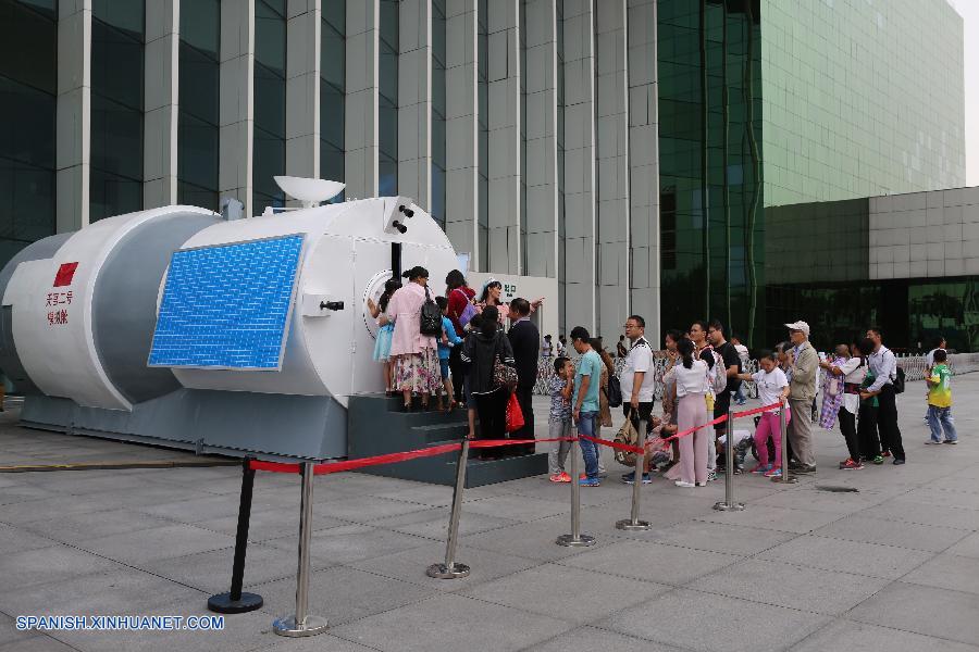 Chen Xi'en espera impaciente ante la c&aacute;psula de simulaci&oacute;n del Tiangong-2, el laboratorio espacial lanzado la semana pasada, su turno de 'volar a la luna'.