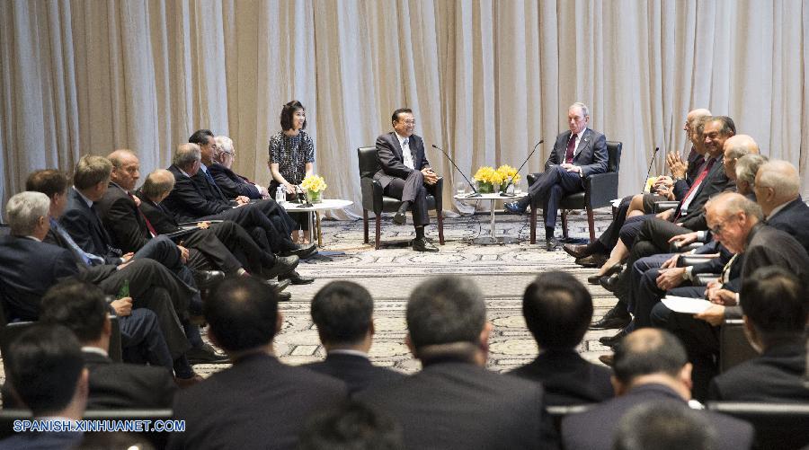 El primer ministro de China, Li Keqiang, se reunió hoy en Nueva York con un grupo de importantes figuras de diversos círculos estadounidenses para hablar sobre los lazos bilaterales y otros temas de interés común.
