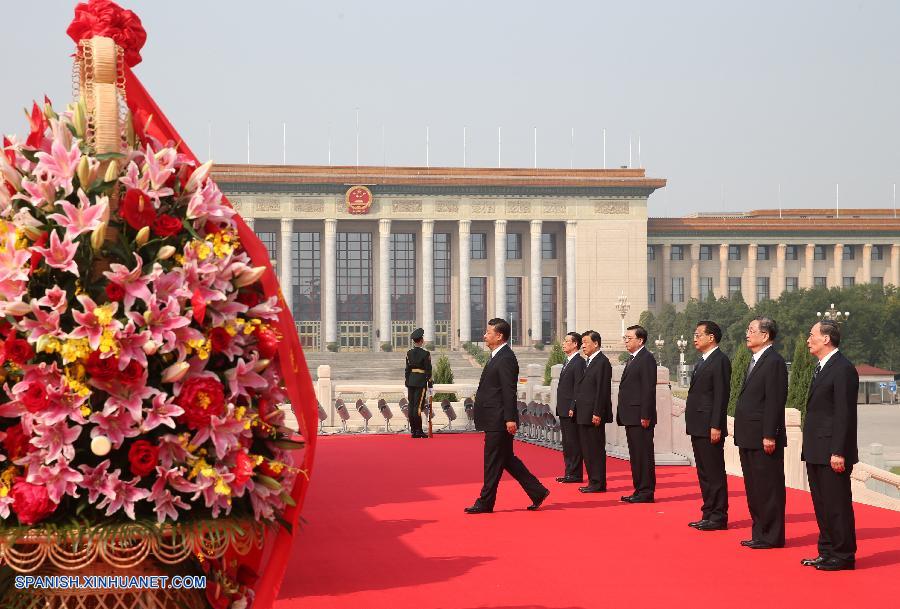 El presidente de China, Xi Jinping, y otros altos líderes asistieron hoy viernes a una ceremonia celebrada en la plaza Tian'anmen para honrar y conmemorar a los difuntos héroes nacionales en el Día de los Mártires.