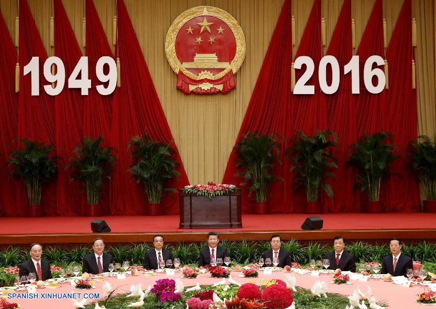 El presidente chino Xi Jinping y otros importantes líderes como Zhang Dejiang, Yu Zhengsheng, Liu Yunshan, Wang Qishan y Zhang Gaoli y cerca de 1,200 personas más, nacionales y extranjeros, asistieron a la recepción.