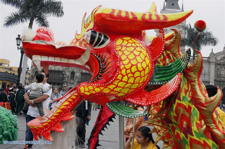 La celebración del 130 Aniversario de la Fundación de la Sociedad Central de Beneficencia China en Perú, se lleva a cabo en la Plaza de Armas de la ciudad de Lima.