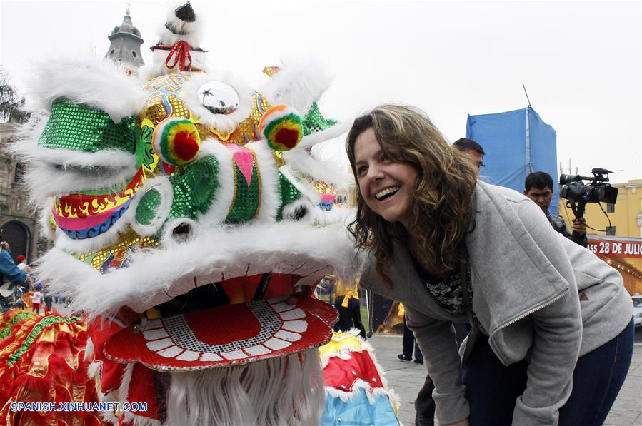 La celebración del 130 Aniversario de la Fundación de la Sociedad Central de Beneficencia China en Perú, se lleva a cabo en la Plaza de Armas de la ciudad de Lima.