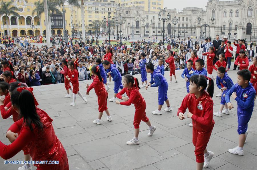 La celebración del 130 Aniversario de la Fundación de la Sociedad Central de Beneficencia China en Perú, se lleva a cabo en la Plaza de Armas de la ciudad de Lima.