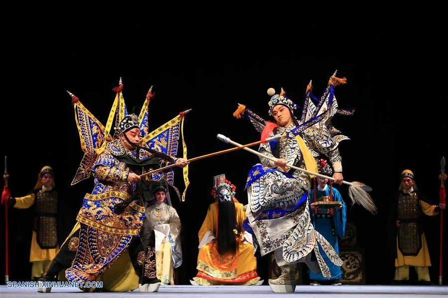 El Teatro de la Opera de Peking de Shanghai trajo tres famosas obras chinas tradicionales de la &oacute;pera de Peking: 'Encrucijada', 'El Caso del Asesinato Chen Shimei' y 'Yang Silang Visita a su Madre', as&iacute; como la versi&oacute;n china Hamlet de Shakespeare 'La Revancha del Pr&iacute;ncipe Zi Dan', para que los canadienses experimentaran del arte esc&eacute;nico &uacute;nico tradicional chino.