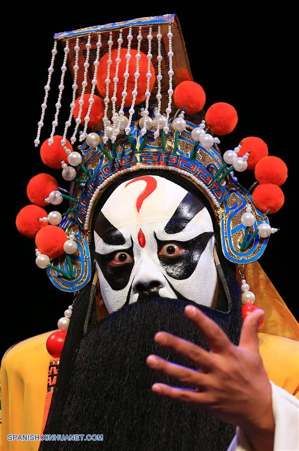 El Teatro de la Opera de Peking de Shanghai trajo tres famosas obras chinas tradicionales de la &oacute;pera de Peking: 'Encrucijada', 'El Caso del Asesinato Chen Shimei' y 'Yang Silang Visita a su Madre', as&iacute; como la versi&oacute;n china Hamlet de Shakespeare 'La Revancha del Pr&iacute;ncipe Zi Dan', para que los canadienses experimentaran del arte esc&eacute;nico &uacute;nico tradicional chino.