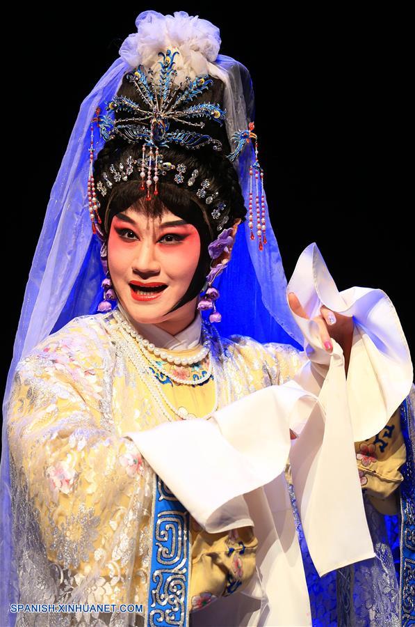 El Teatro de la Opera de Peking de Shanghai trajo tres famosas obras chinas tradicionales de la &oacute;pera de Peking: 'Encrucijada', 'El Caso del Asesinato Chen Shimei' y 'Yang Silang Visita a su Madre', as&iacute; como la versi&oacute;n china Hamlet de Shakespeare 'La Revancha del Pr&iacute;ncipe Zi Dan', para que los canadienses experimentaran del arte esc&eacute;nico &uacute;nico tradicional chino.