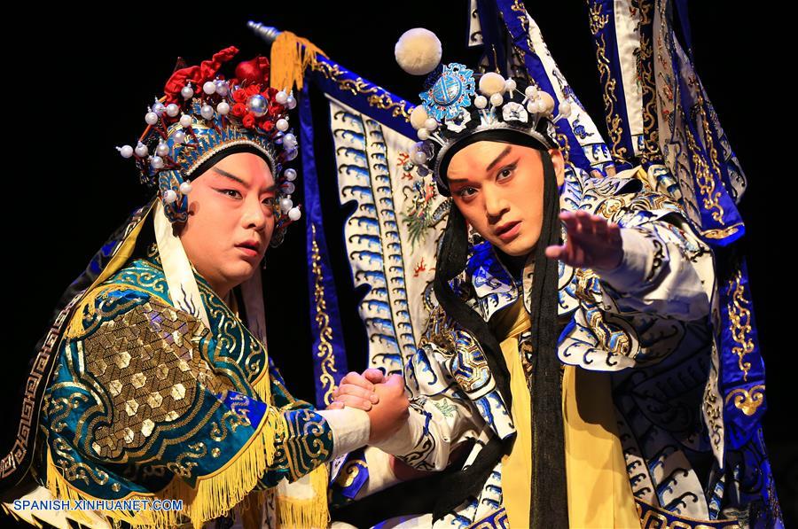 El Teatro de la Opera de Peking de Shanghai trajo tres famosas obras chinas tradicionales de la &oacute;pera de Peking: 'Encrucijada', 'El Caso del Asesinato Chen Shimei' y 'Yang Silang Visita a su Madre', as&iacute; como la versi&oacute;n china Hamlet de Shakespeare 'La Revancha del Pr&iacute;ncipe Zi Dan', para que los canadienses experimentaran del arte esc&eacute;nico &uacute;nico tradicional chino.