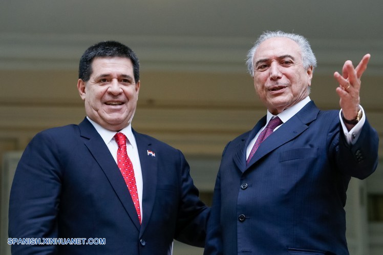 Los presidentes de Paraguay, Horacio Cartes, y de Brasil, Michel Temer, evaluaron el lunes alternativas de cooperación en asuntos como seguridad e interconexión y coincidieron en la necesidad de que el Mercosur avance en acuerdos comerciales, informaron los cancilleres de los dos países.