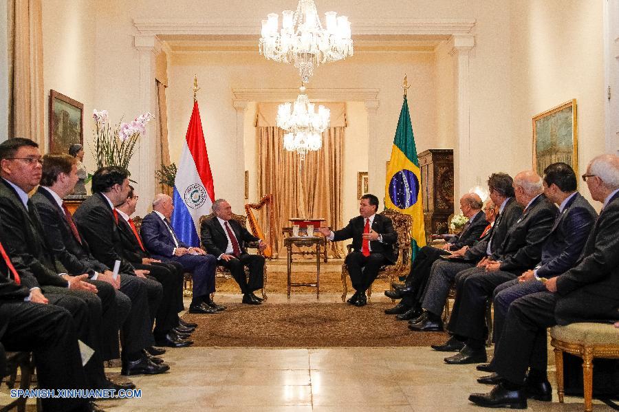 Los presidentes de Paraguay, Horacio Cartes, y de Brasil, Michel Temer, evaluaron el lunes alternativas de cooperación en asuntos como seguridad e interconexión y coincidieron en la necesidad de que el Mercosur avance en acuerdos comerciales, informaron los cancilleres de los dos países.