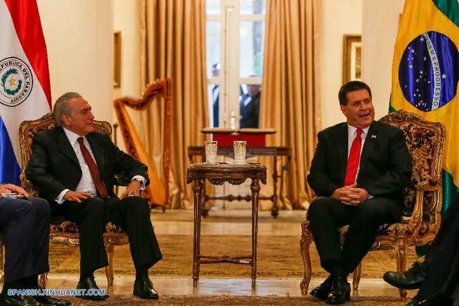 Los presidentes de Paraguay, Horacio Cartes, y de Brasil, Michel Temer, evaluaron el lunes alternativas de cooperación en asuntos como seguridad e interconexión y coincidieron en la necesidad de que el Mercosur avance en acuerdos comerciales, informaron los cancilleres de los dos países.