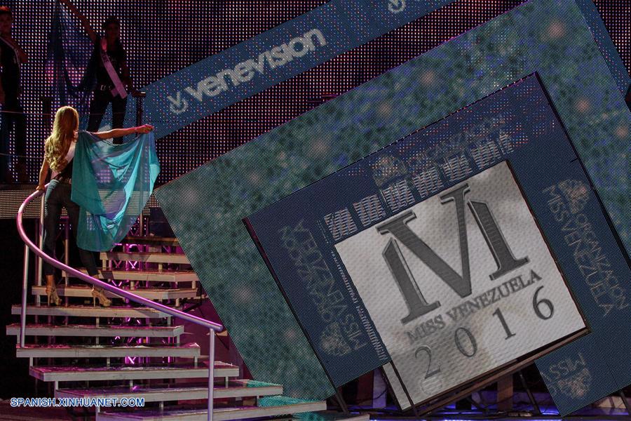 Concursantes participan en el segundo ensayo general del concurso de belleza Miss Venezuela 2016 en Caracas.