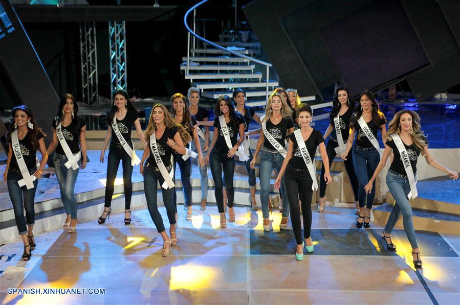 Concursantes participan en el segundo ensayo general del concurso de belleza Miss Venezuela 2016 en Caracas.
