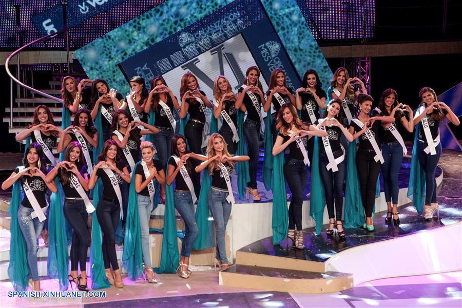 Concursantes participan en el segundo ensayo general del concurso de belleza Miss Venezuela 2016 en Caracas.